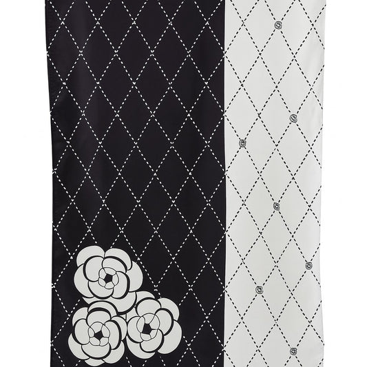 https://www.amodeyah.com/cdn/shop/files/Black_White_1 Silk Feel Hijab.jpg